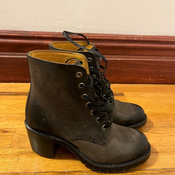 Frye Sabrina 6G lace up boots